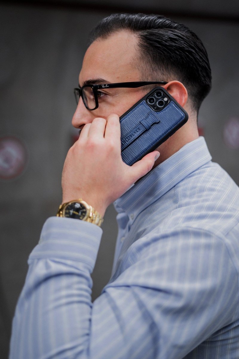 iPHONE 11 PRO LEDERHÜLLE MIT FINGERSCHLAUFE UNICO-Prägung BLAU - GOLDBLACKpremium