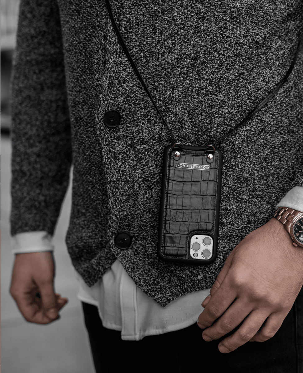 iPHONE 11 PRO LEDERHÜLLE MIT NECKLACE KROKO-PRÄGUNG SCHWARZ - GOLDBLACKpremium